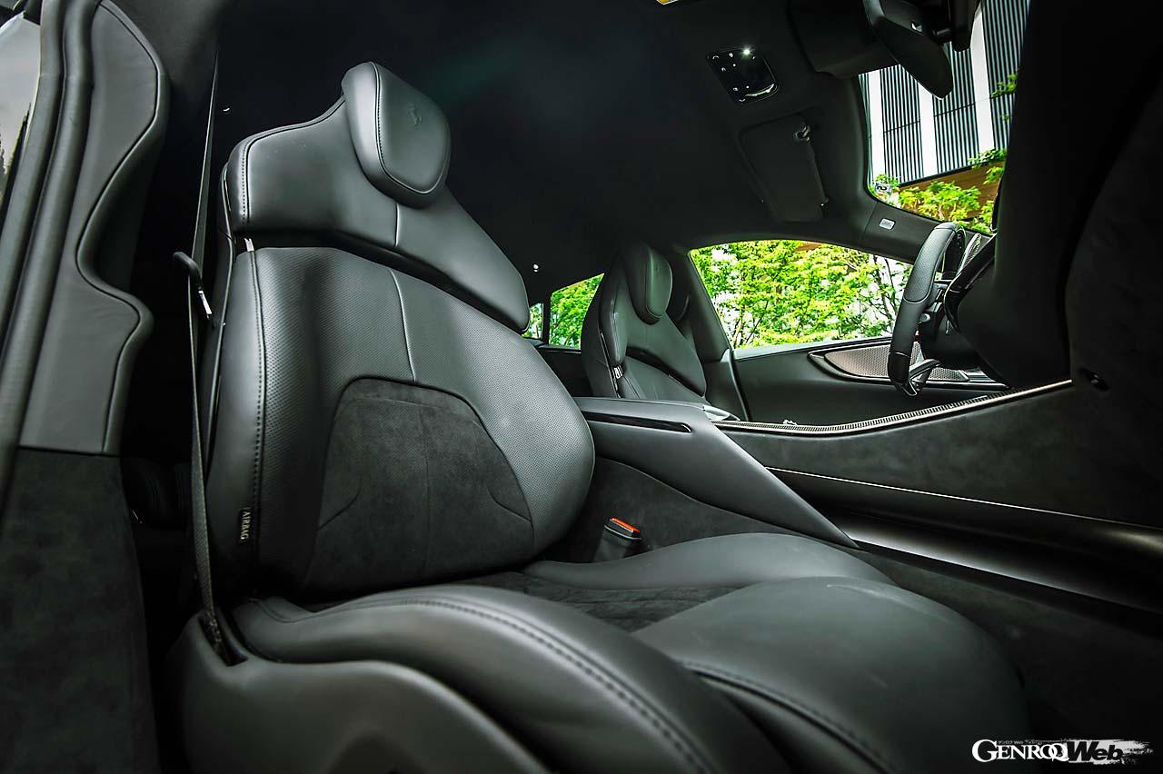 リヤにもフロントと同じようなバケットシートが備わる。広大とはいえないが、大人がしっかりと座れる空間が確保されている。