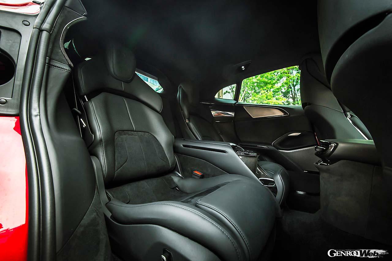 リヤにもフロントと同じようなバケットシートが備わる。広大とはいえないが、大人がしっかりと座れる空間が確保されている。