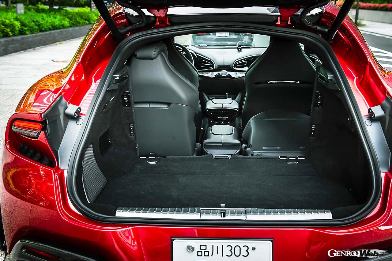 ラゲッジスペースとキャビンとの壁は取り外しが可能。リヤシート背もたれを倒してラゲッジスペースをさらに拡大することもできる。後ろヒンジのリヤドアは電動で開閉する。