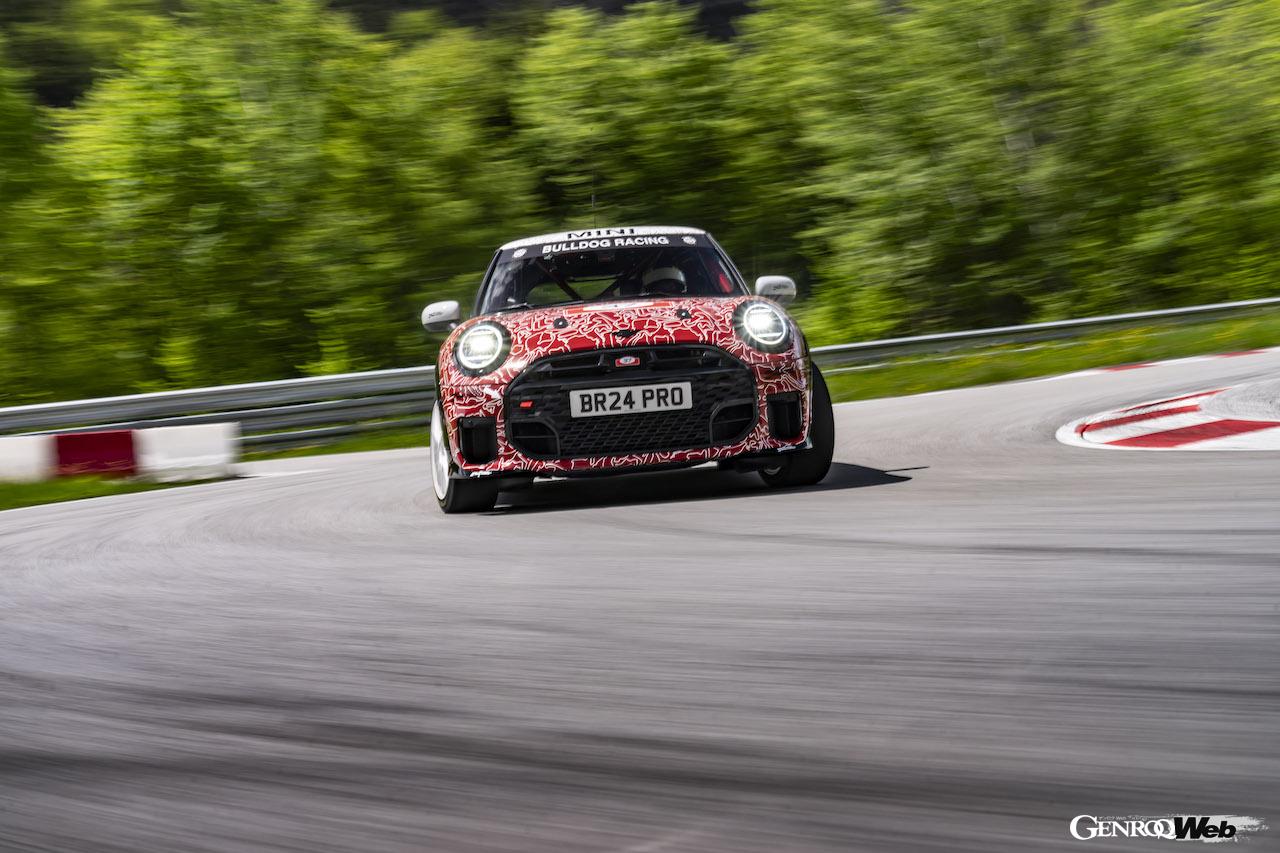 クラシック・ミニをオマージュしたカモフラージュリバリーを纏った新型「MINI ジョン クーパー ワークス」。