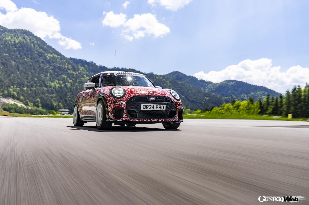クラシック・ミニをオマージュしたカモフラージュリバリーを纏った新型「MINI ジョン クーパー ワークス」。