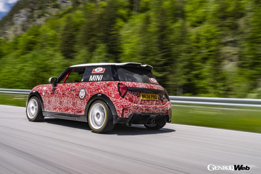 クラシック・ミニをオマージュしたカモフラージュリバリーを纏った新型「MINI ジョン クーパー ワークス」。