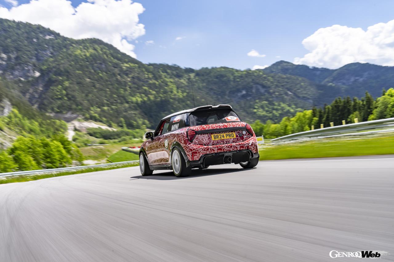 クラシック・ミニをオマージュしたカモフラージュリバリーを纏った新型「MINI ジョン クーパー ワークス」。