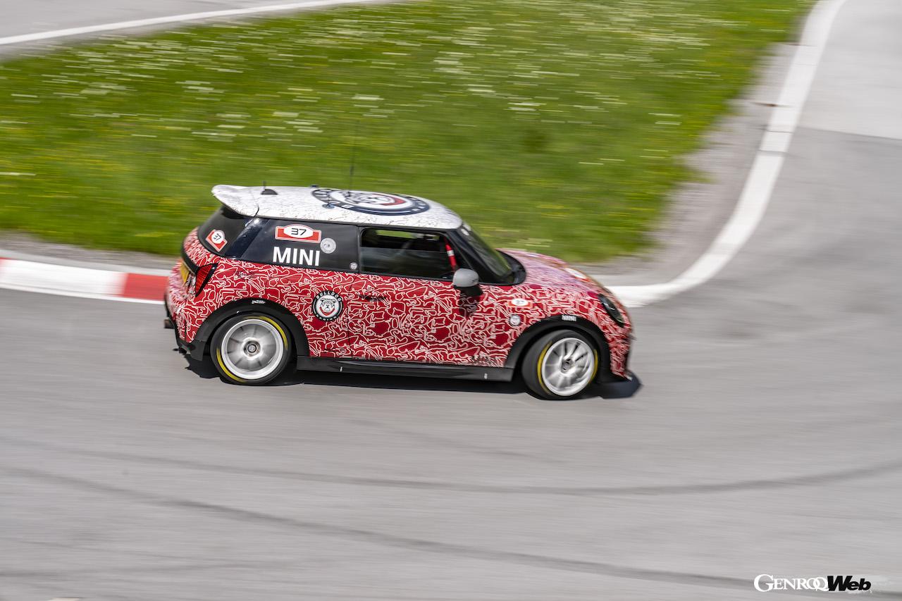 クラシック・ミニをオマージュしたカモフラージュリバリーを纏った新型「MINI ジョン クーパー ワークス」。