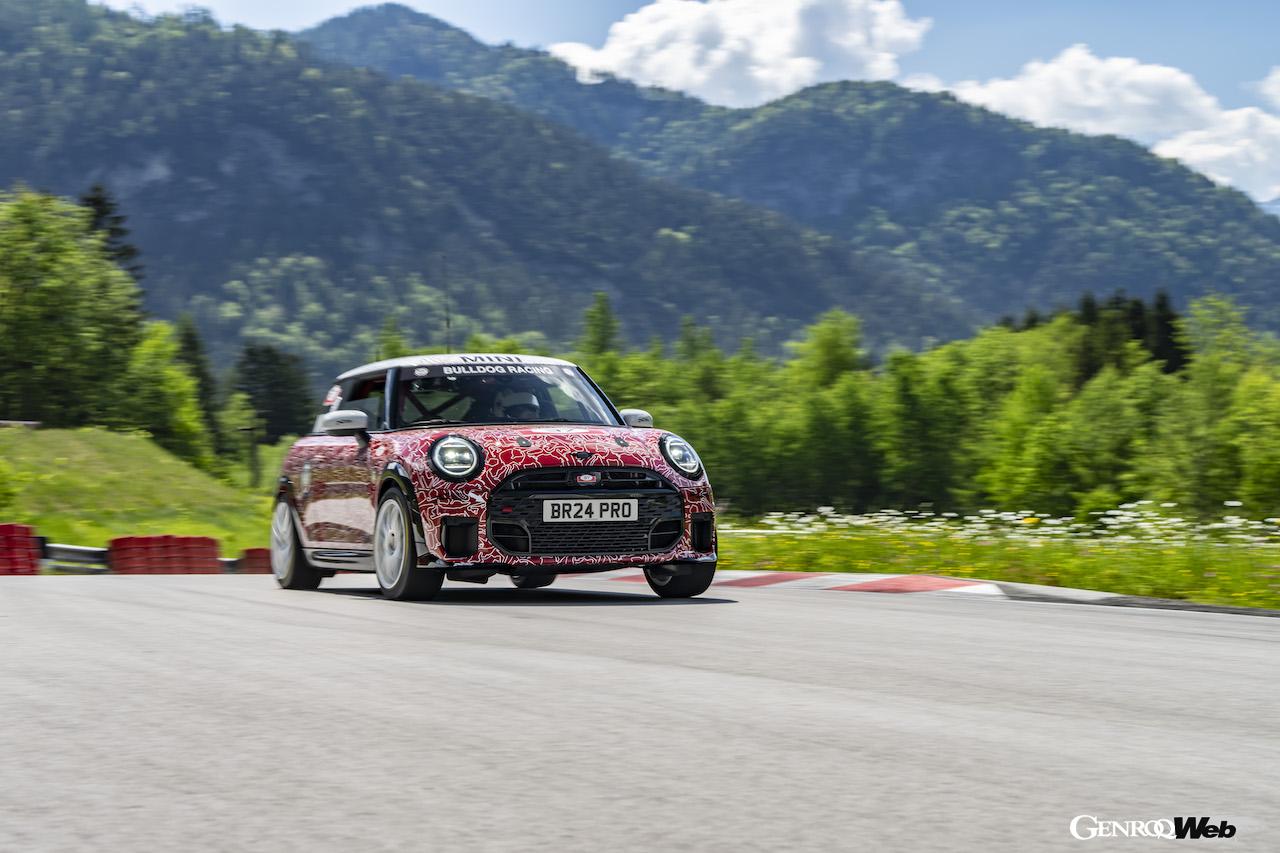 クラシック・ミニをオマージュしたカモフラージュリバリーを纏った新型「MINI ジョン クーパー ワークス」。