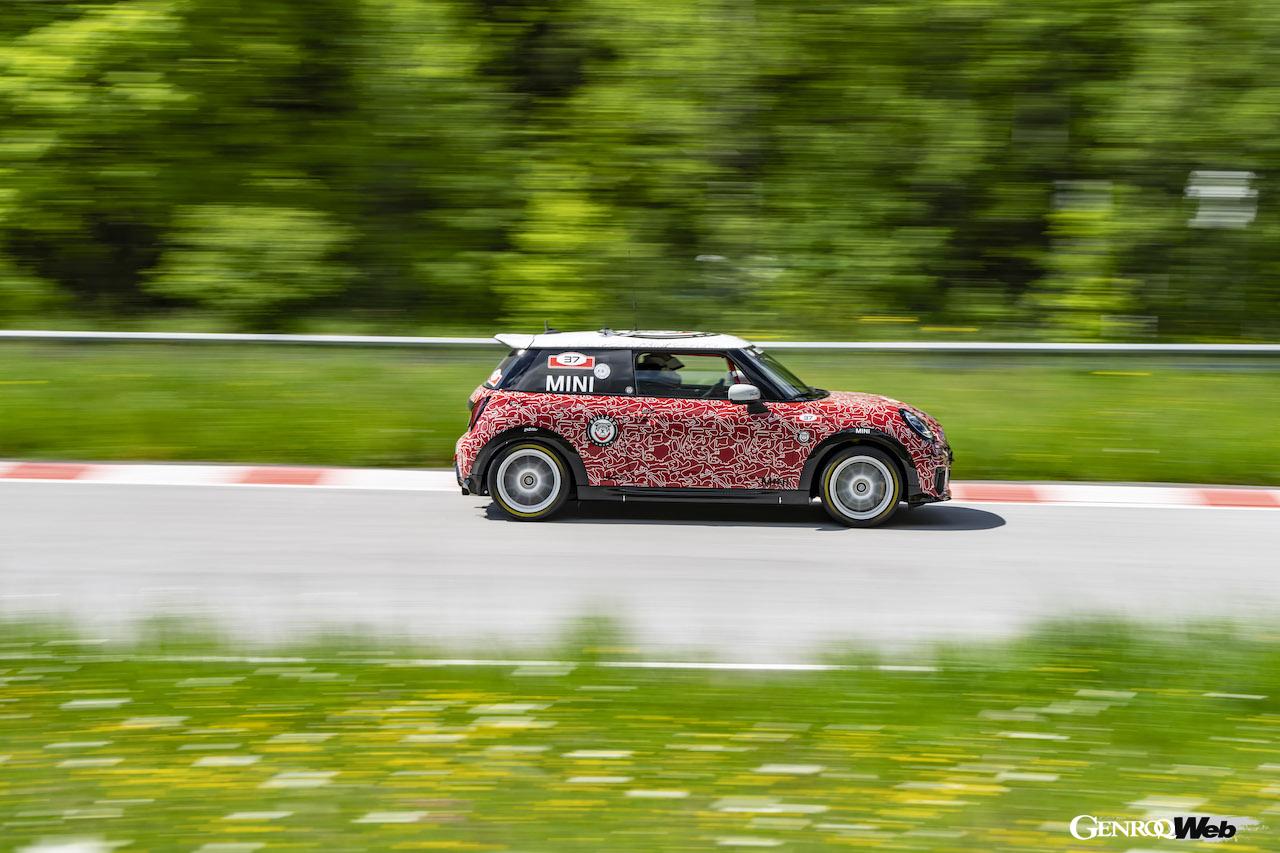 クラシック・ミニをオマージュしたカモフラージュリバリーを纏った新型「MINI ジョン クーパー ワークス」。