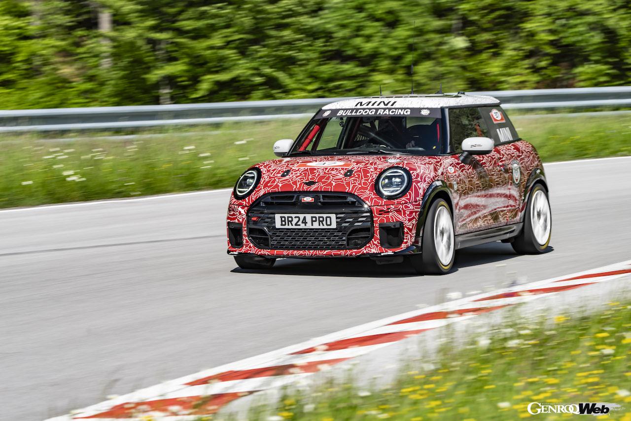 クラシック・ミニをオマージュしたカモフラージュリバリーを纏った新型「MINI ジョン クーパー ワークス」。