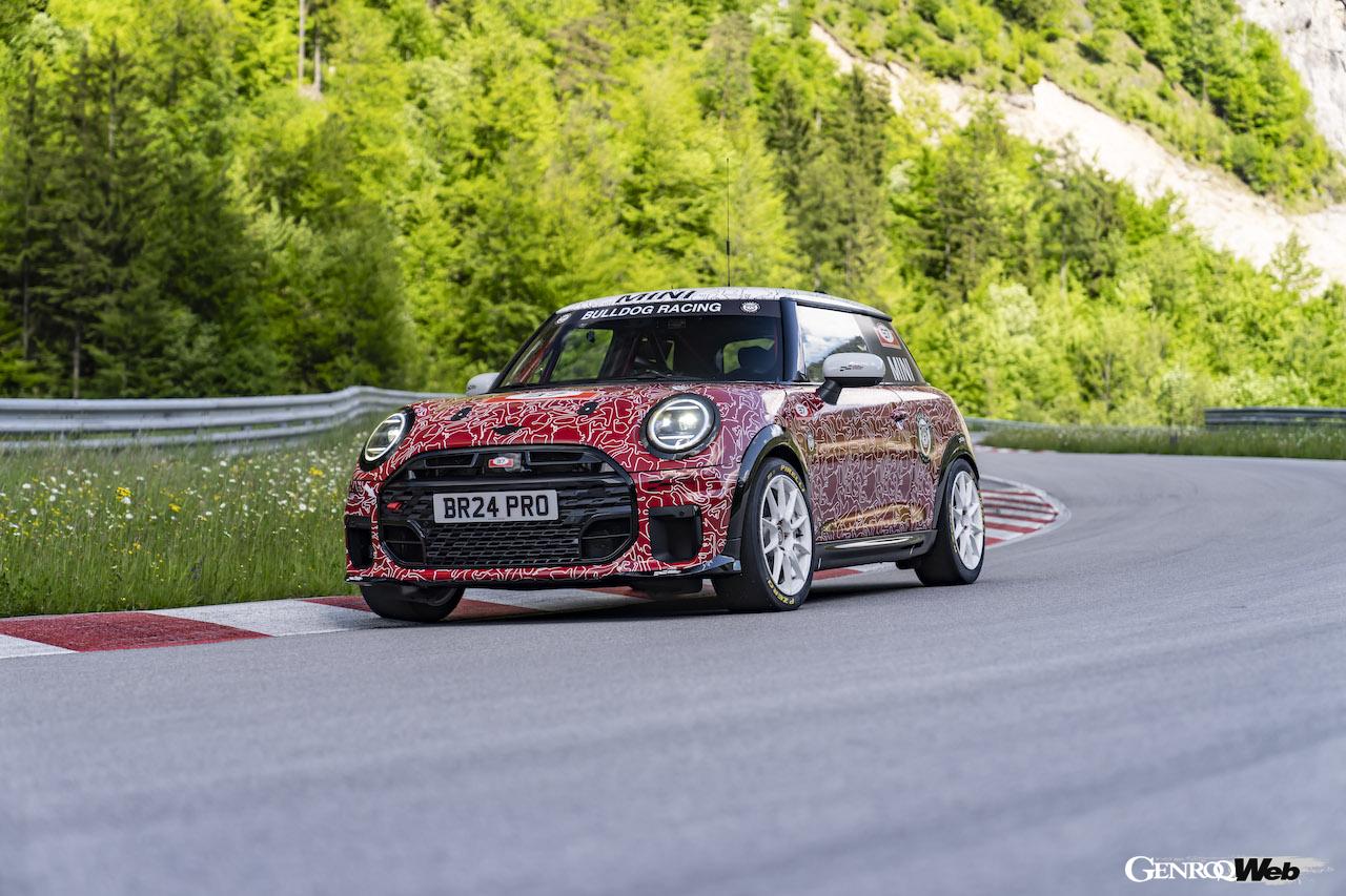 クラシック・ミニをオマージュしたカモフラージュリバリーを纏った新型「MINI ジョン クーパー ワークス」。