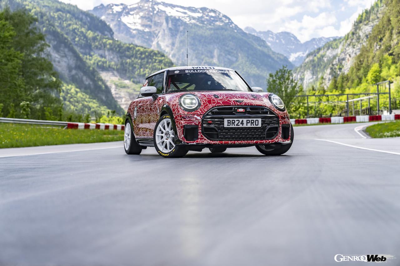 クラシック・ミニをオマージュしたカモフラージュリバリーを纏った新型「MINI ジョン クーパー ワークス」。