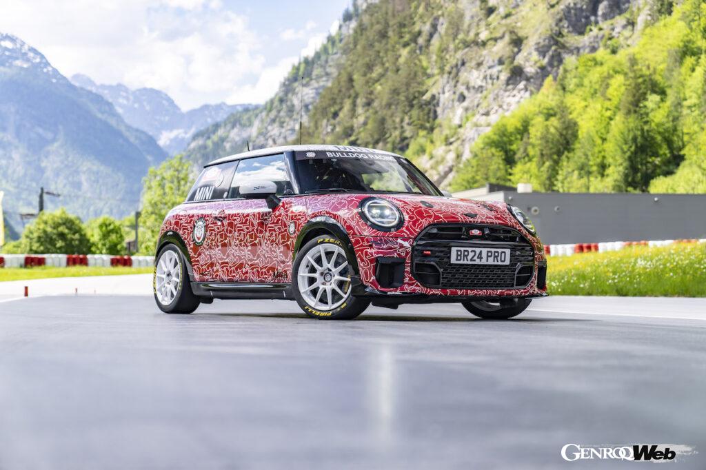 クラシック・ミニをオマージュしたカモフラージュリバリーを纏った新型「MINI ジョン クーパー ワークス」。