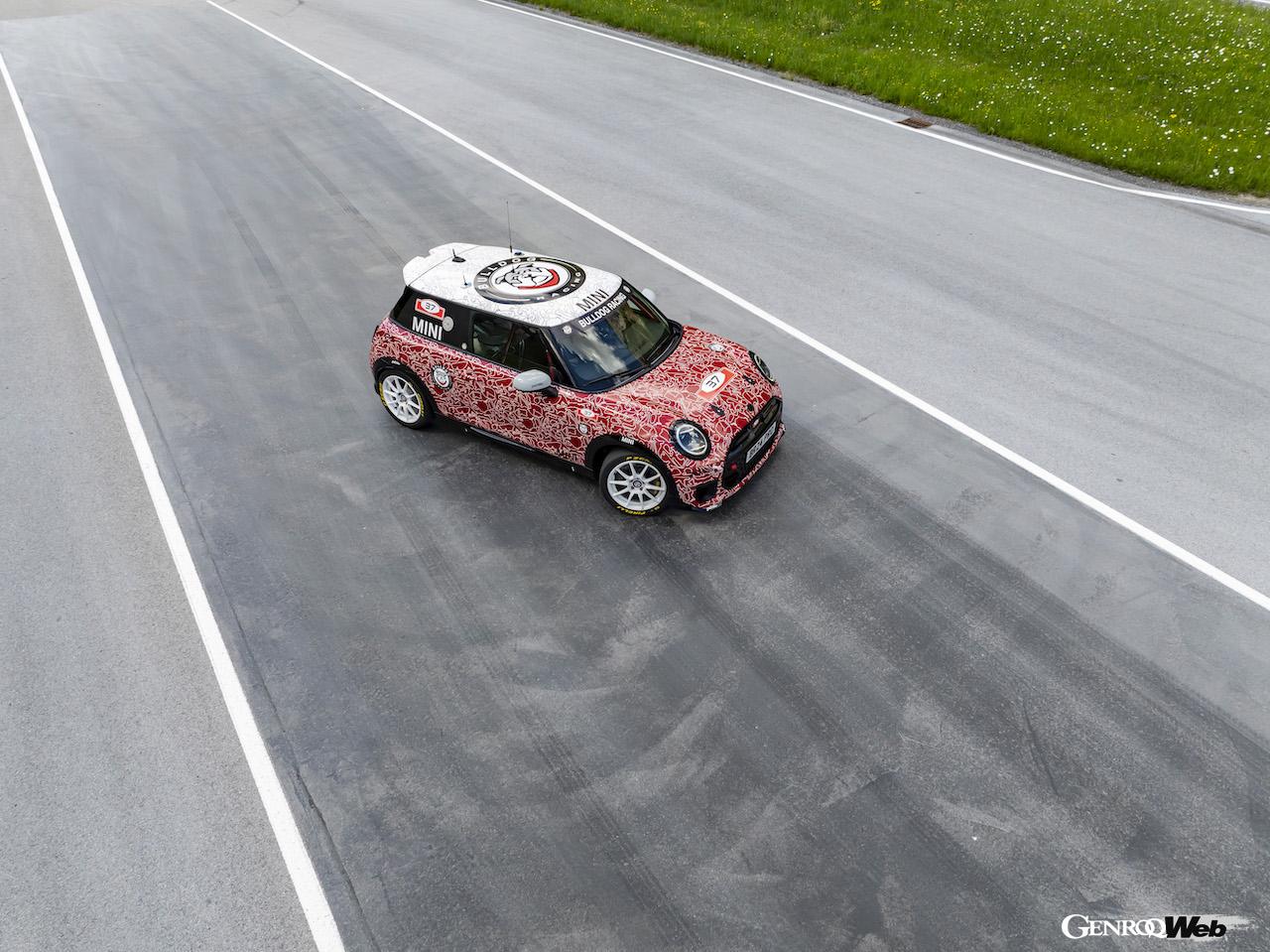 クラシック・ミニをオマージュしたカモフラージュリバリーを纏った新型「MINI ジョン クーパー ワークス」。