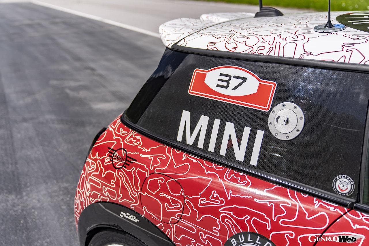 クラシック・ミニをオマージュしたカモフラージュリバリーを纏った新型「MINI ジョン クーパー ワークス」。
