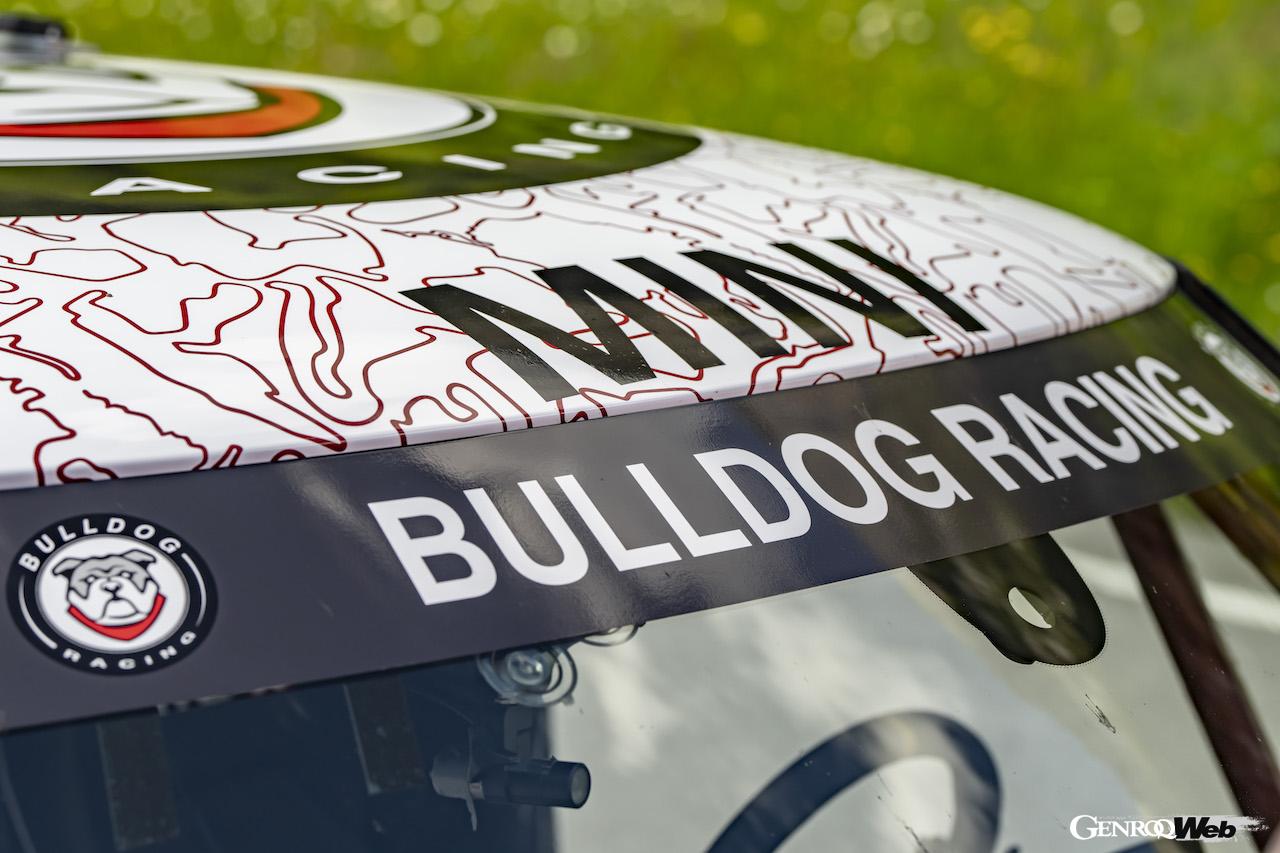 クラシック・ミニをオマージュしたカモフラージュリバリーを纏った新型「MINI ジョン クーパー ワークス」。