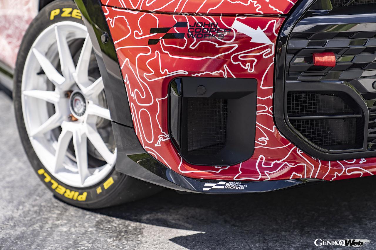 クラシック・ミニをオマージュしたカモフラージュリバリーを纏った新型「MINI ジョン クーパー ワークス」。