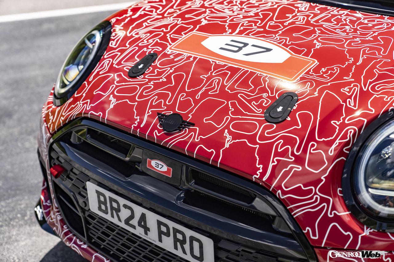 クラシック・ミニをオマージュしたカモフラージュリバリーを纏った新型「MINI ジョン クーパー ワークス」。