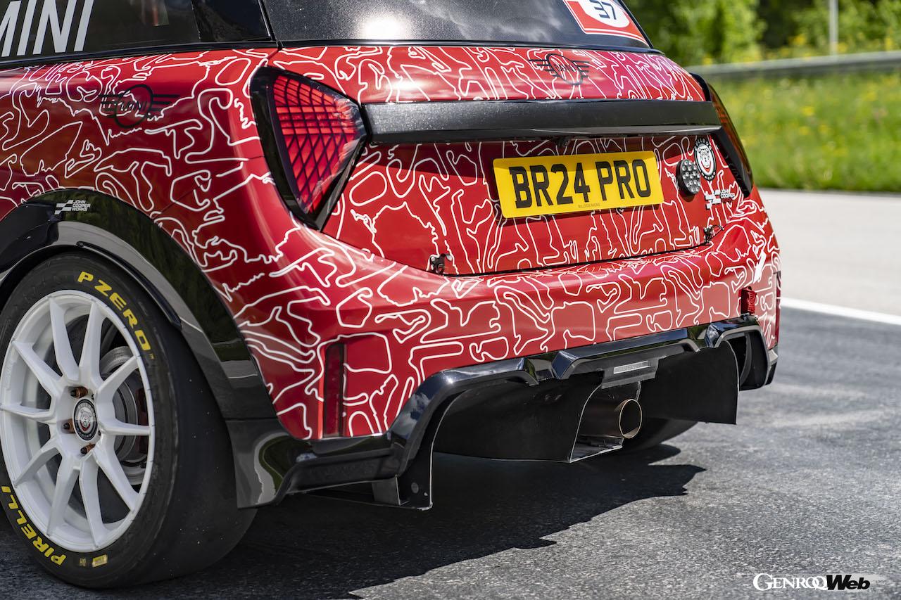 クラシック・ミニをオマージュしたカモフラージュリバリーを纏った新型「MINI ジョン クーパー ワークス」。