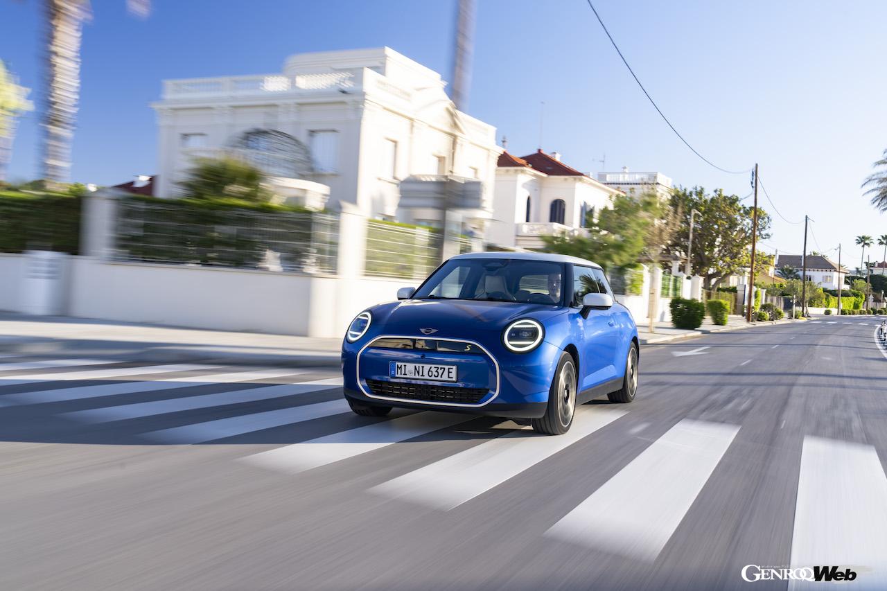 「フェイバード トリム」を装着したMINI クーパー SEの走行シーン。
