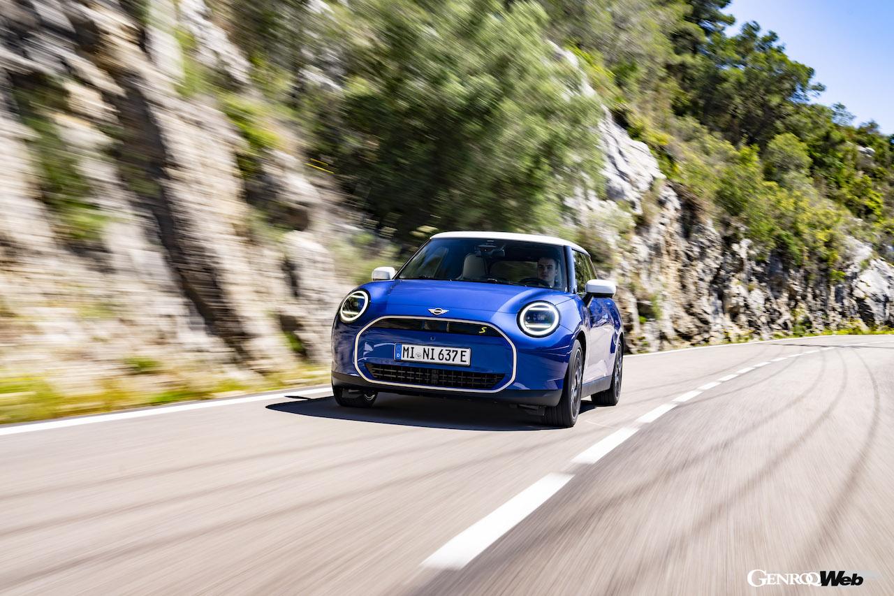 「フェイバード トリム」を装着したMINI クーパー SEの走行シーン。