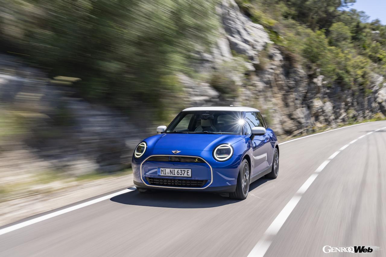 「フェイバード トリム」を装着したMINI クーパー SEの走行シーン。