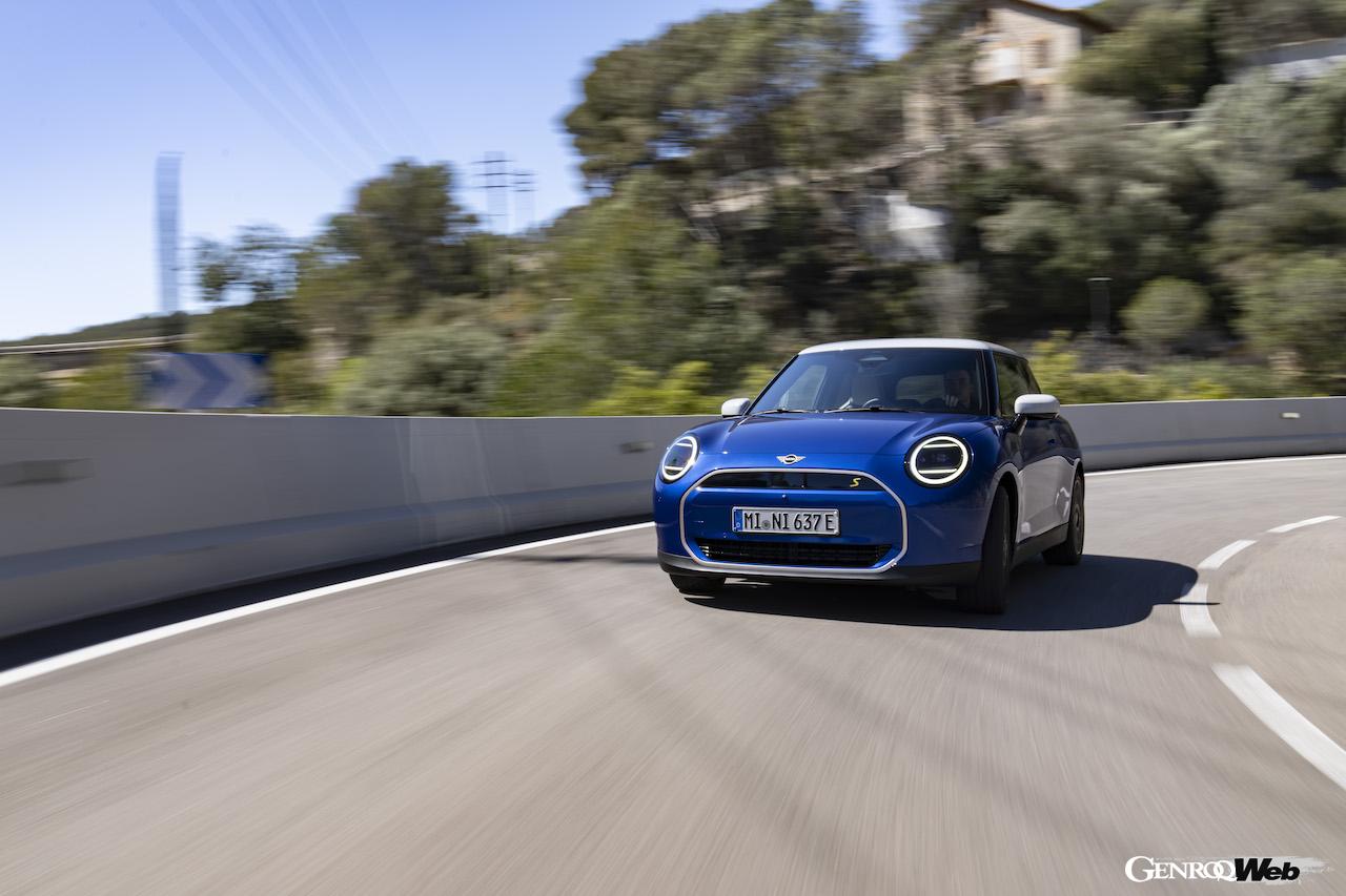 「フェイバード トリム」を装着したMINI クーパー SEの走行シーン。