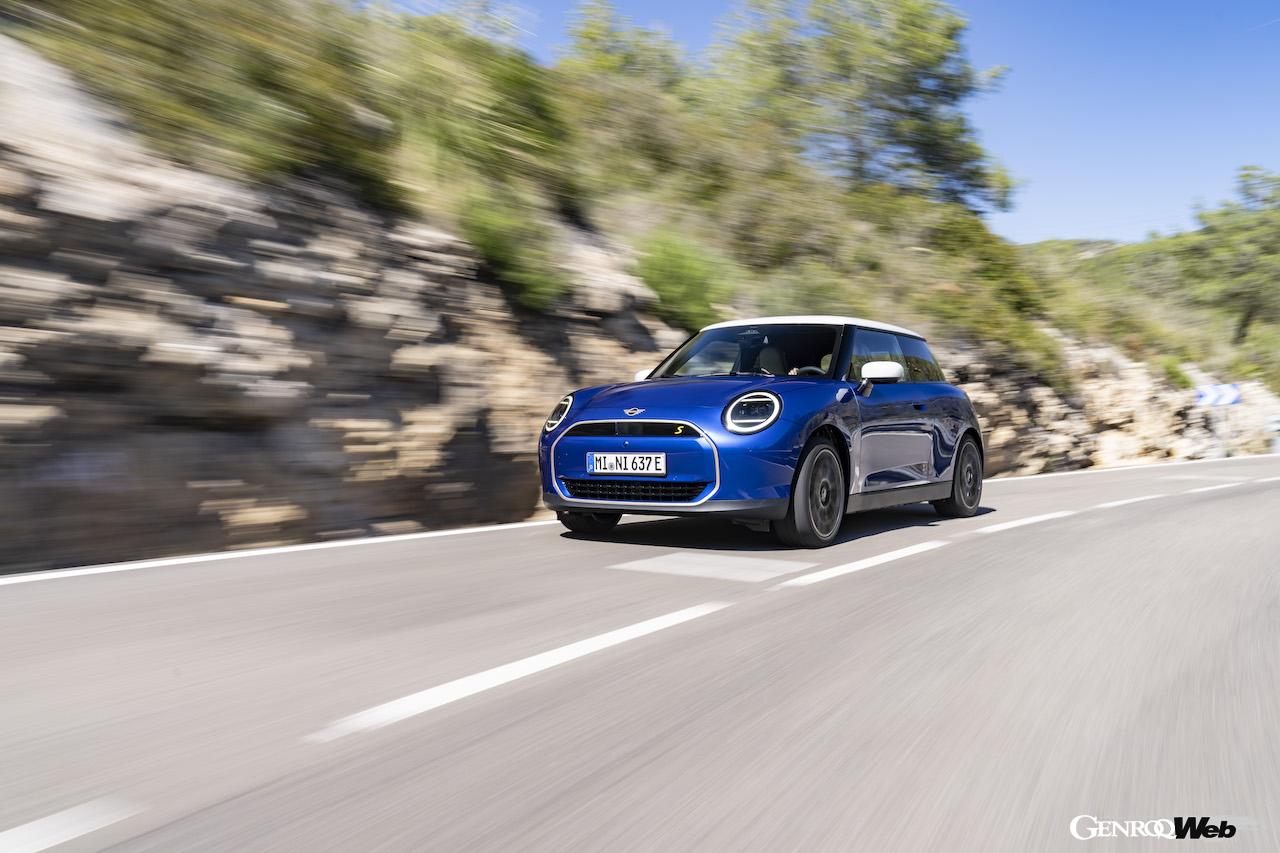 「フェイバード トリム」を装着したMINI クーパー SEの走行シーン。