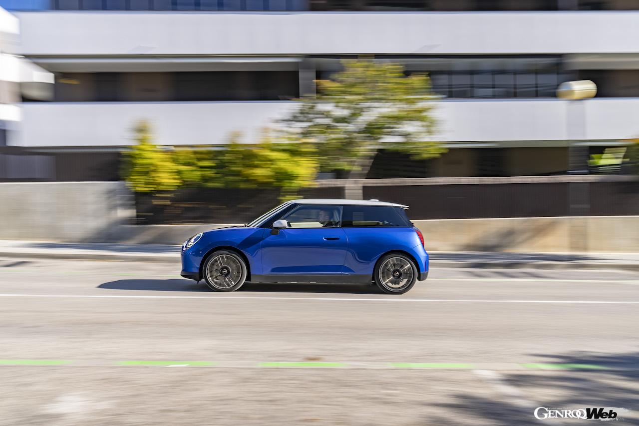 「フェイバード トリム」を装着したMINI クーパー SEの走行シーン。