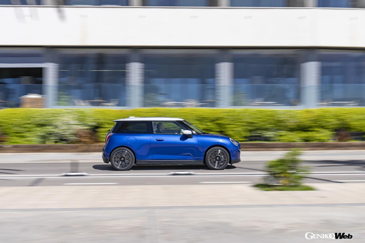 「フェイバード トリム」を装着したMINI クーパー SEの走行シーン。