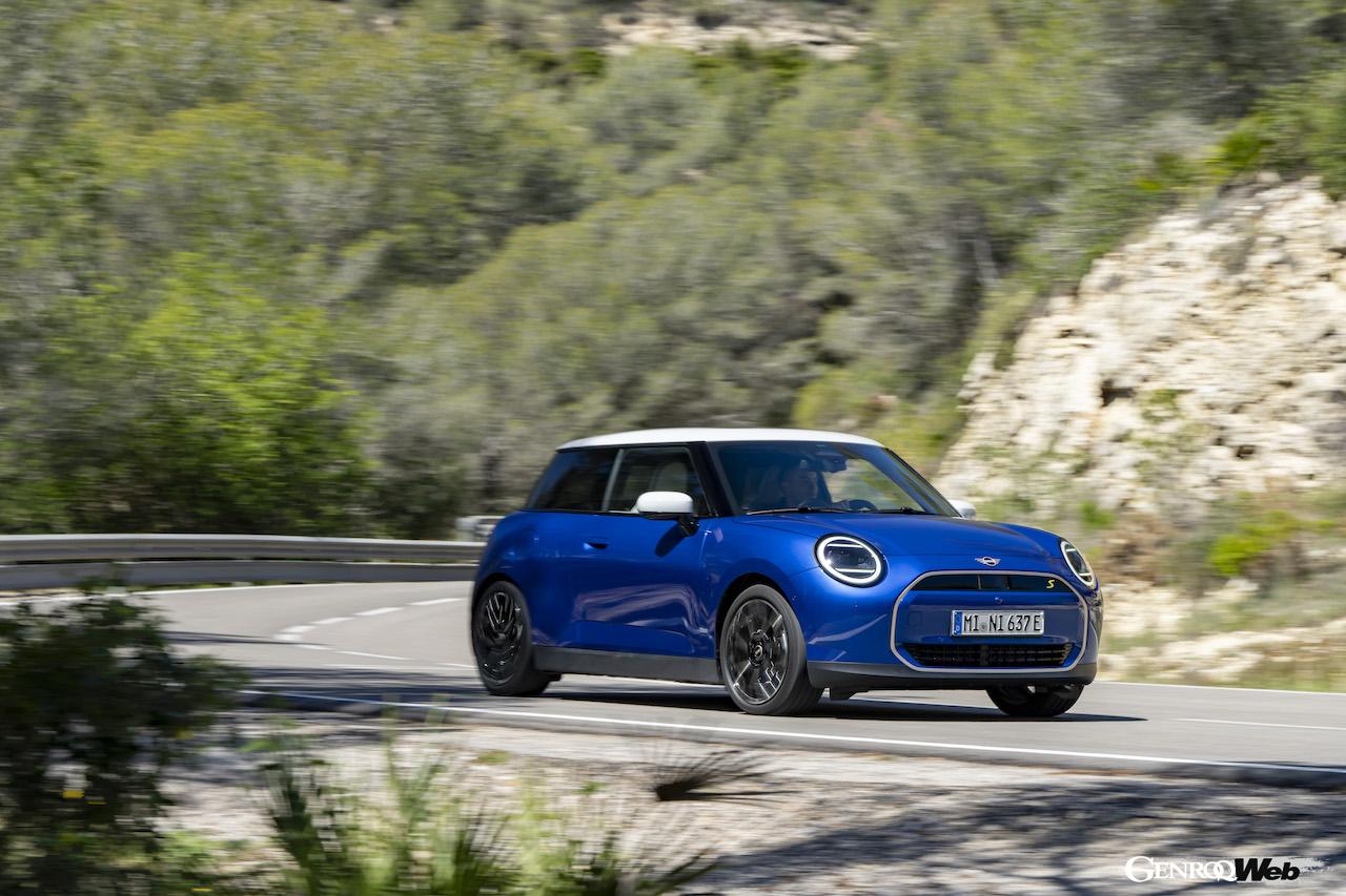 「フェイバード トリム」を装着したMINI クーパー SEの走行シーン。