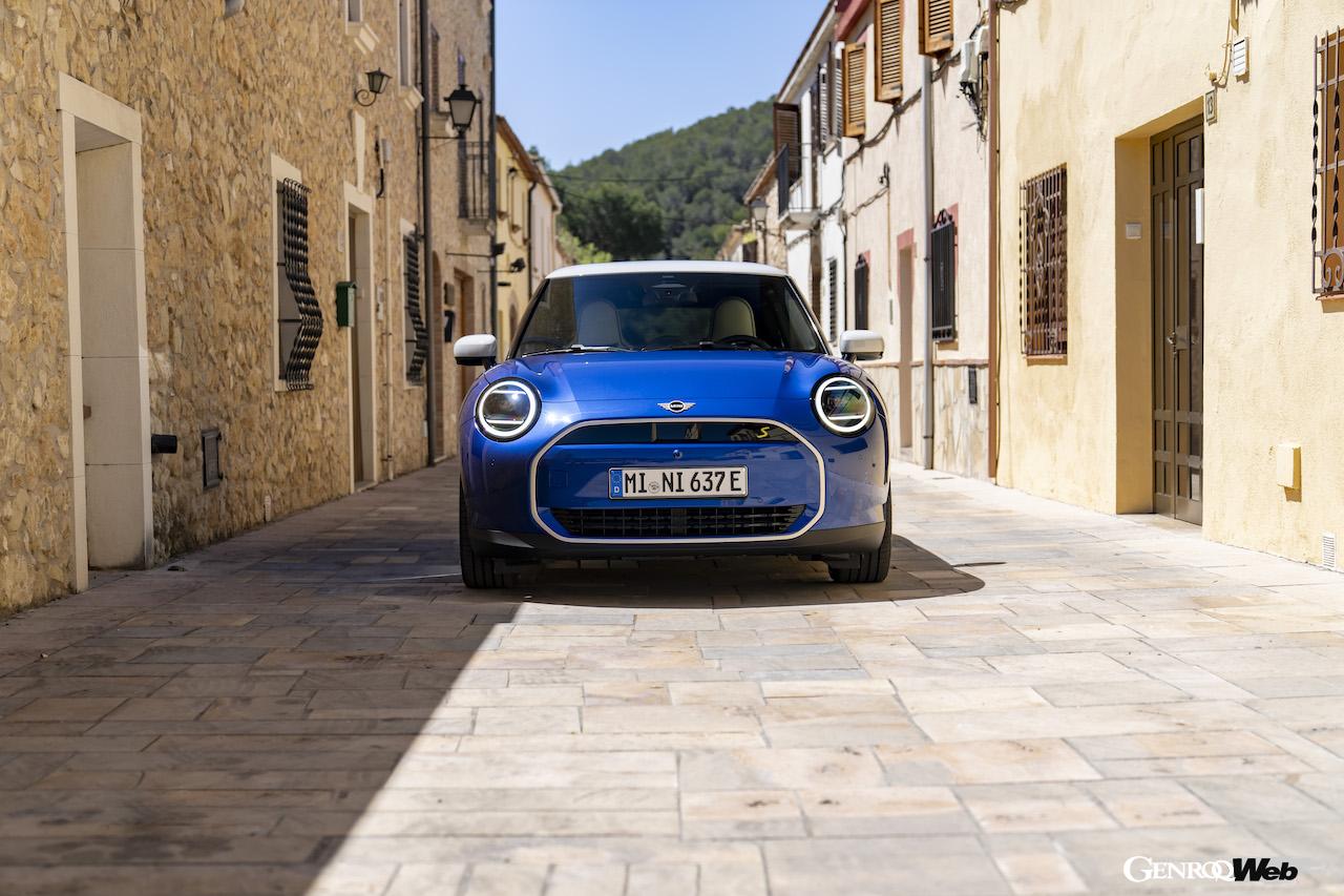 「フェイバード トリム」を装着したMINI クーパー SEの走行シーン。