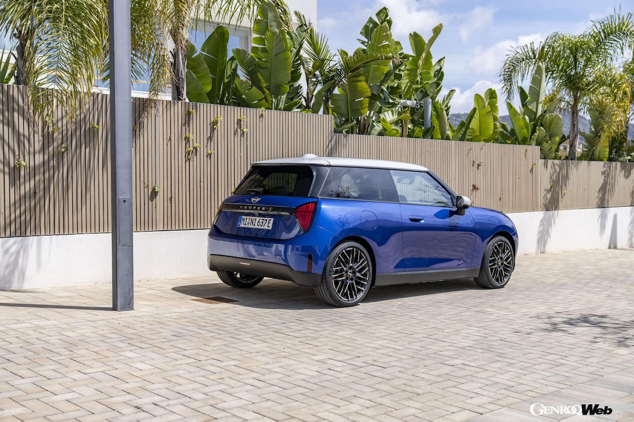 「フェイバード トリム」を装着したMINI クーパー SEの走行シーン。