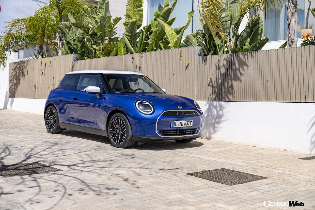 「フェイバード トリム」を装着したMINI クーパー SEの走行シーン。