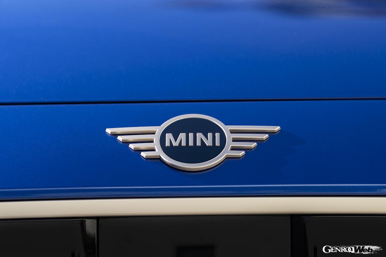 「フェイバード トリム」を装着したMINI クーパー SEのエクステリア。