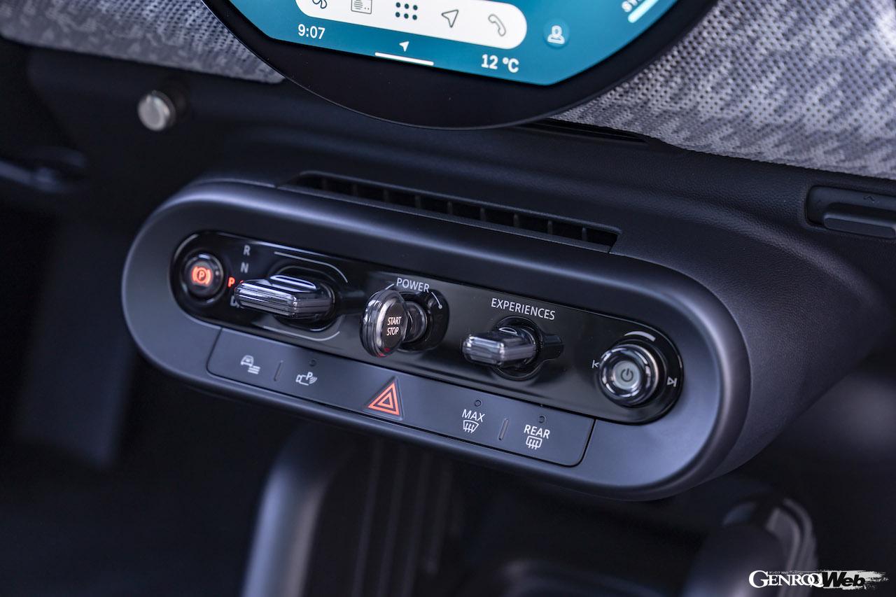 「フェイバード トリム」を装着したMINI クーパー SEのインテリア。