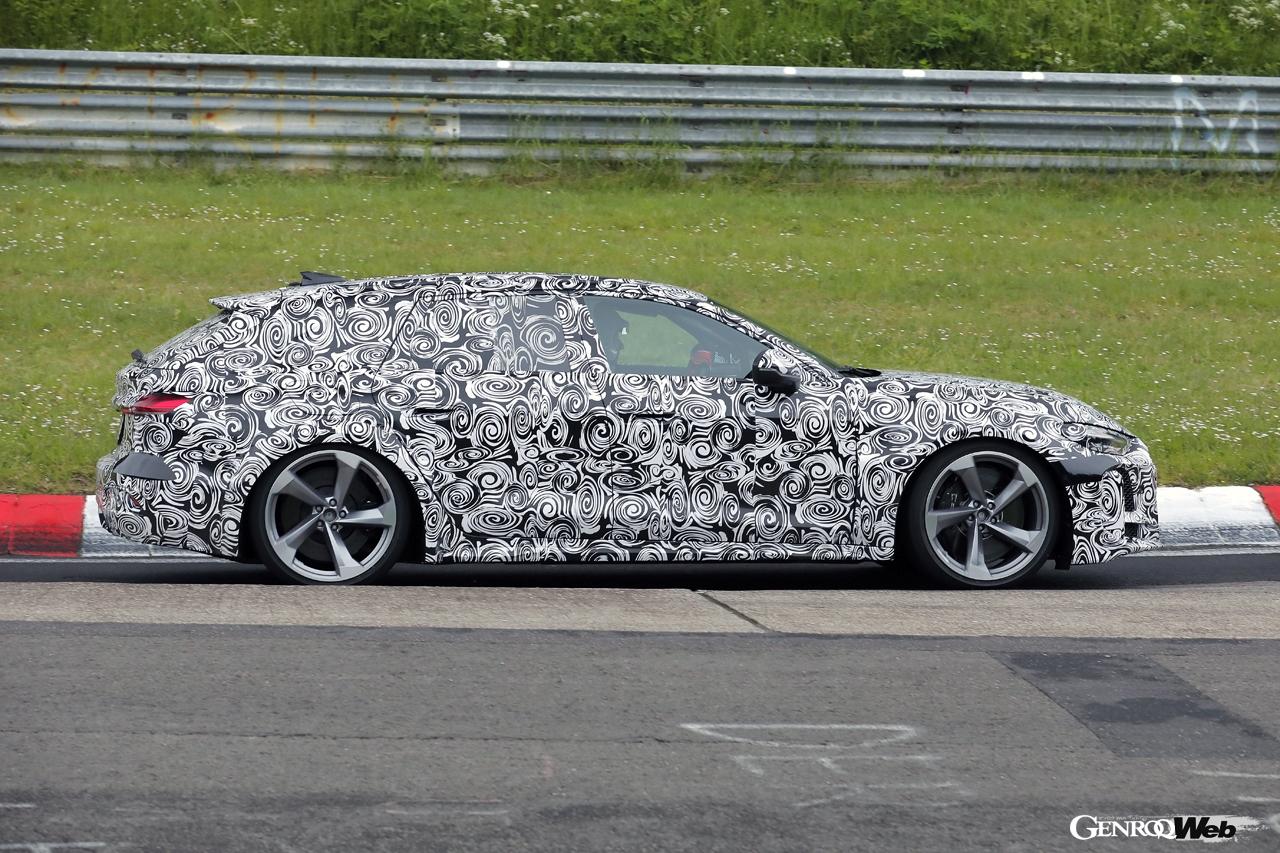 滑らかなボディに膨らんだフェンダーアーチが特徴的なサイドビュー。