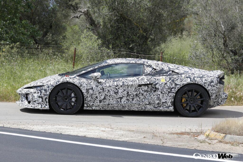 低くてワイドなボディシルエットは、レブエルト譲りだ。