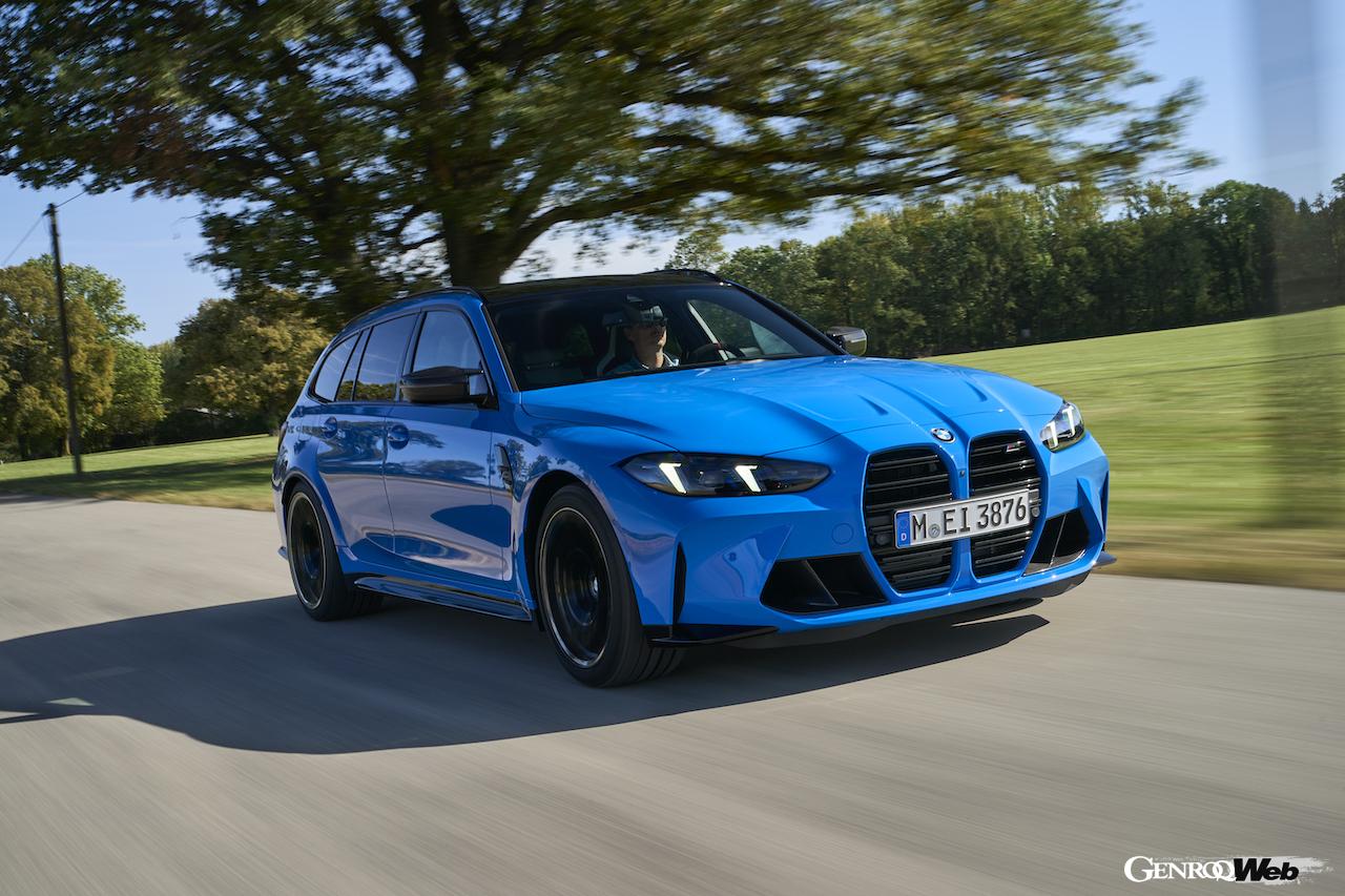「BMW M3 ツーリング」改良新型の走行シーン。