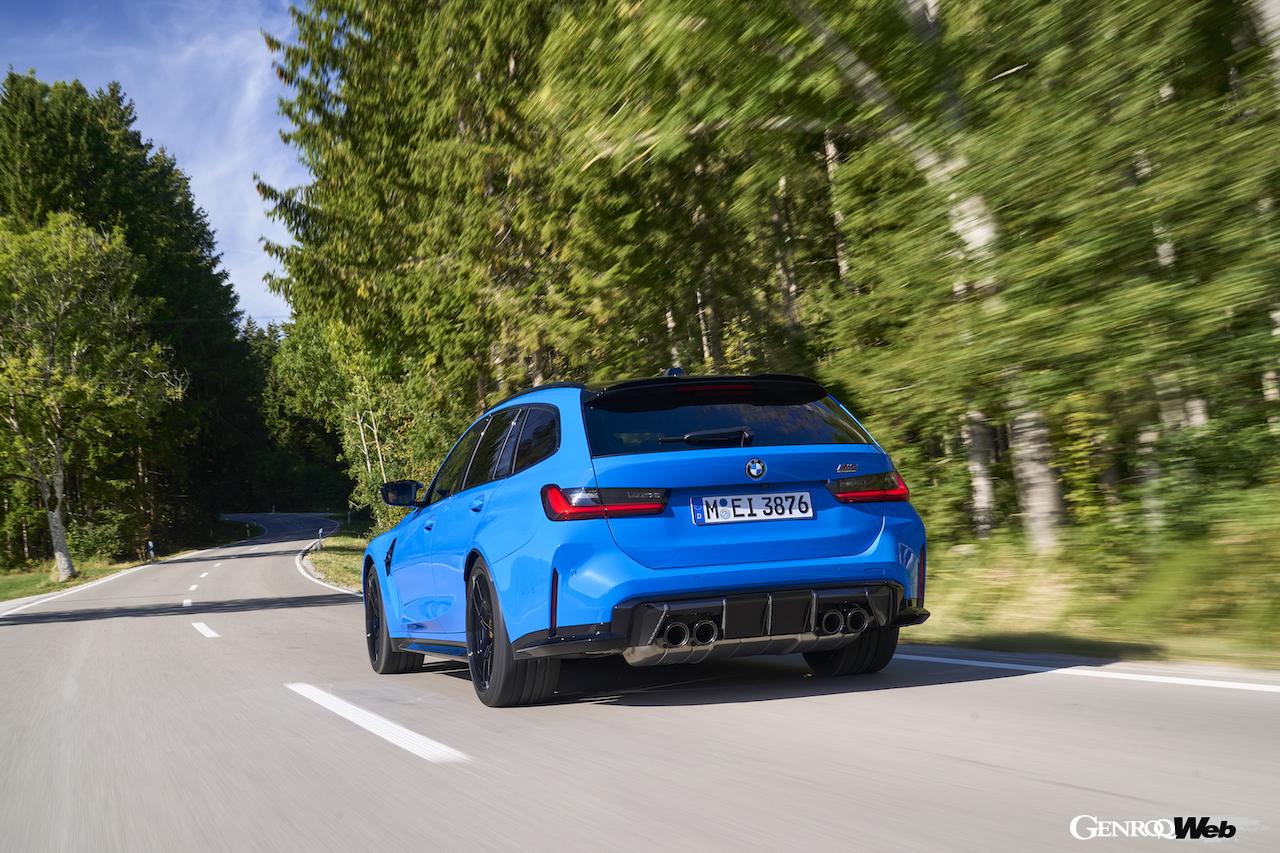 「BMW M3 ツーリング」改良新型の走行シーン。