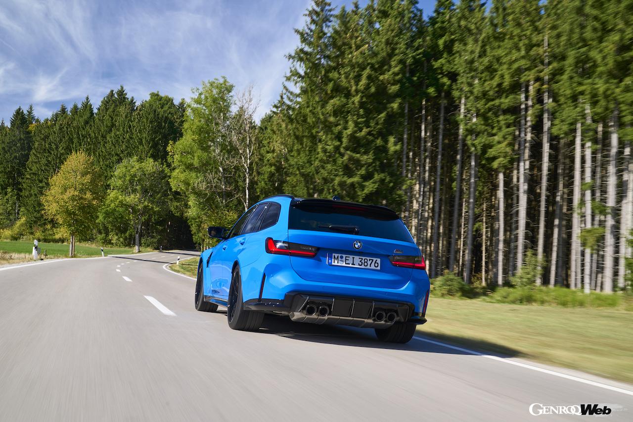 「BMW M3 ツーリング」改良新型の走行シーン。