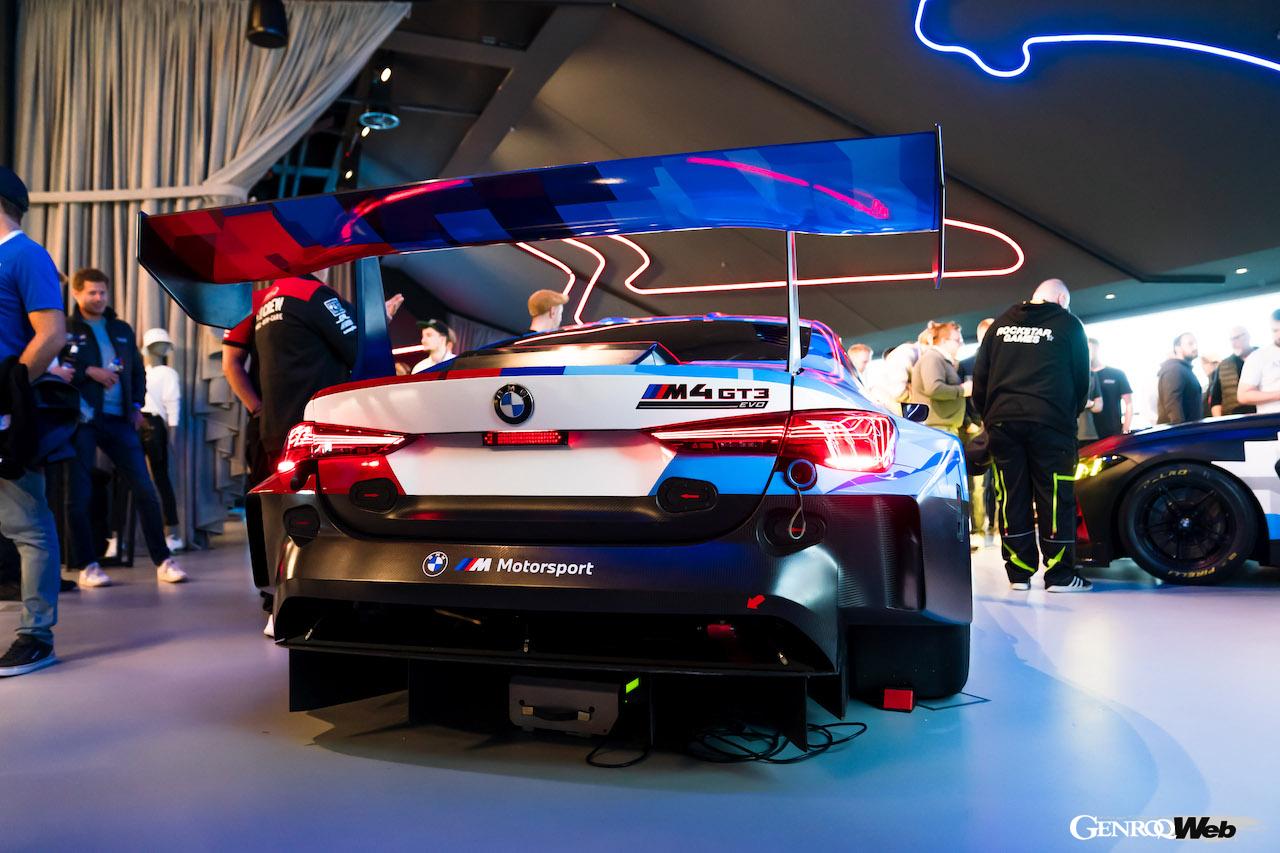 レース前にアンベールされた「BMW M4 GT3 エボ」と「BMW M4 GT4 エボ」。
