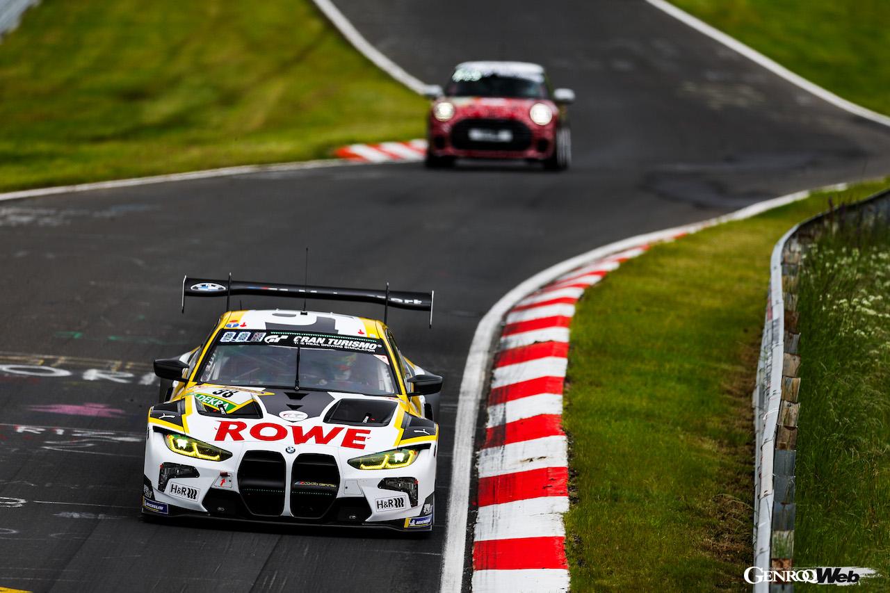 ニュルブルクリンク24時間レースの予選トップセッションにおいて21番手に終わった、ROWEレーシングの98号車。