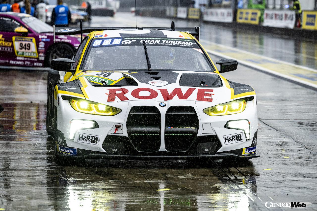 ニュルブルクリンク24時間レースの予選トップセッションにおいて21番手に終わった、ROWEレーシングの98号車。