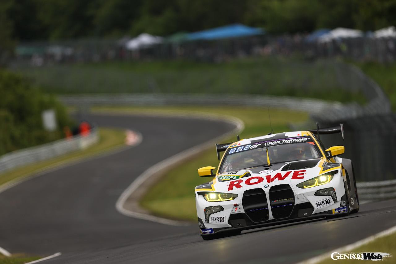 ニュルブルクリンク24時間レースの予選トップセッションで、7番グリッドを獲得した、ROWEレーシングの99号車。