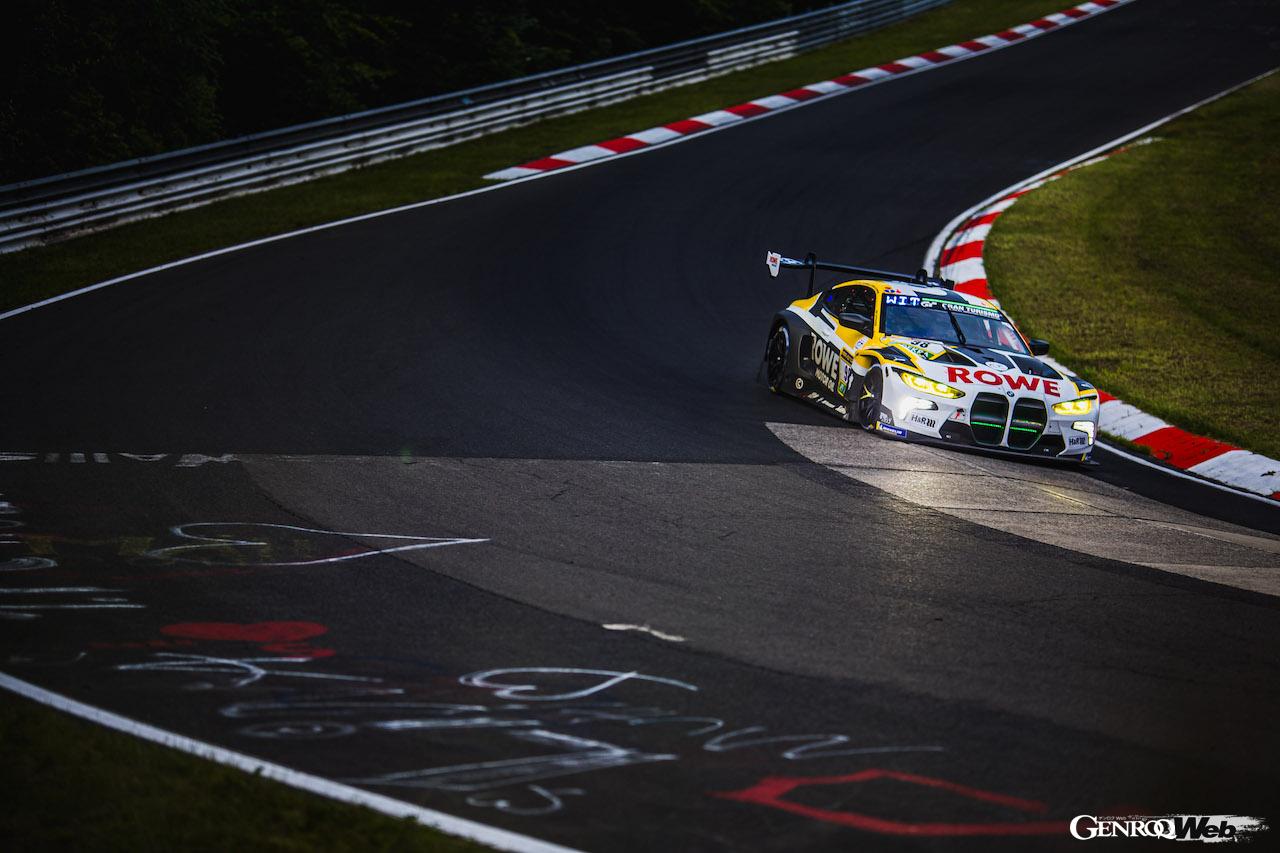 ニュルブルクリンク24時間レースの予選トップセッションにおいて21番手に終わった、ROWEレーシングの98号車。