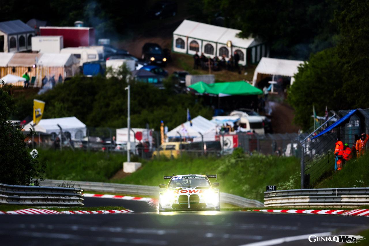 ニュルブルクリンク24時間レースの予選トップセッションにおいて21番手に終わった、ROWEレーシングの98号車。