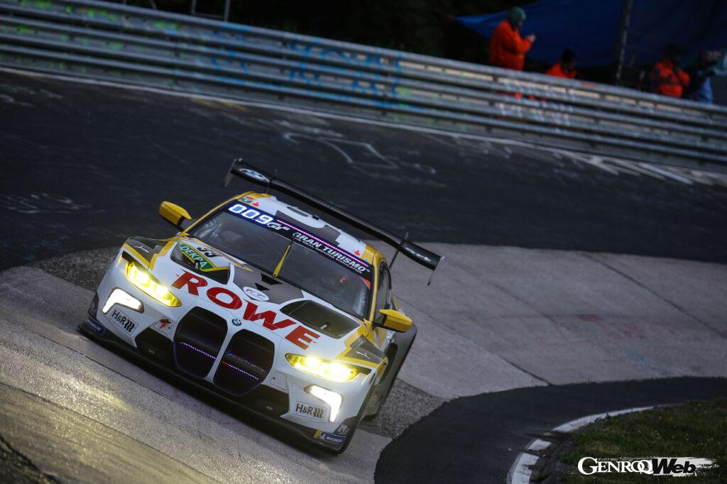 ニュルブルクリンク24時間レースの予選トップセッションで、7番グリッドを獲得した、ROWEレーシングの99号車。