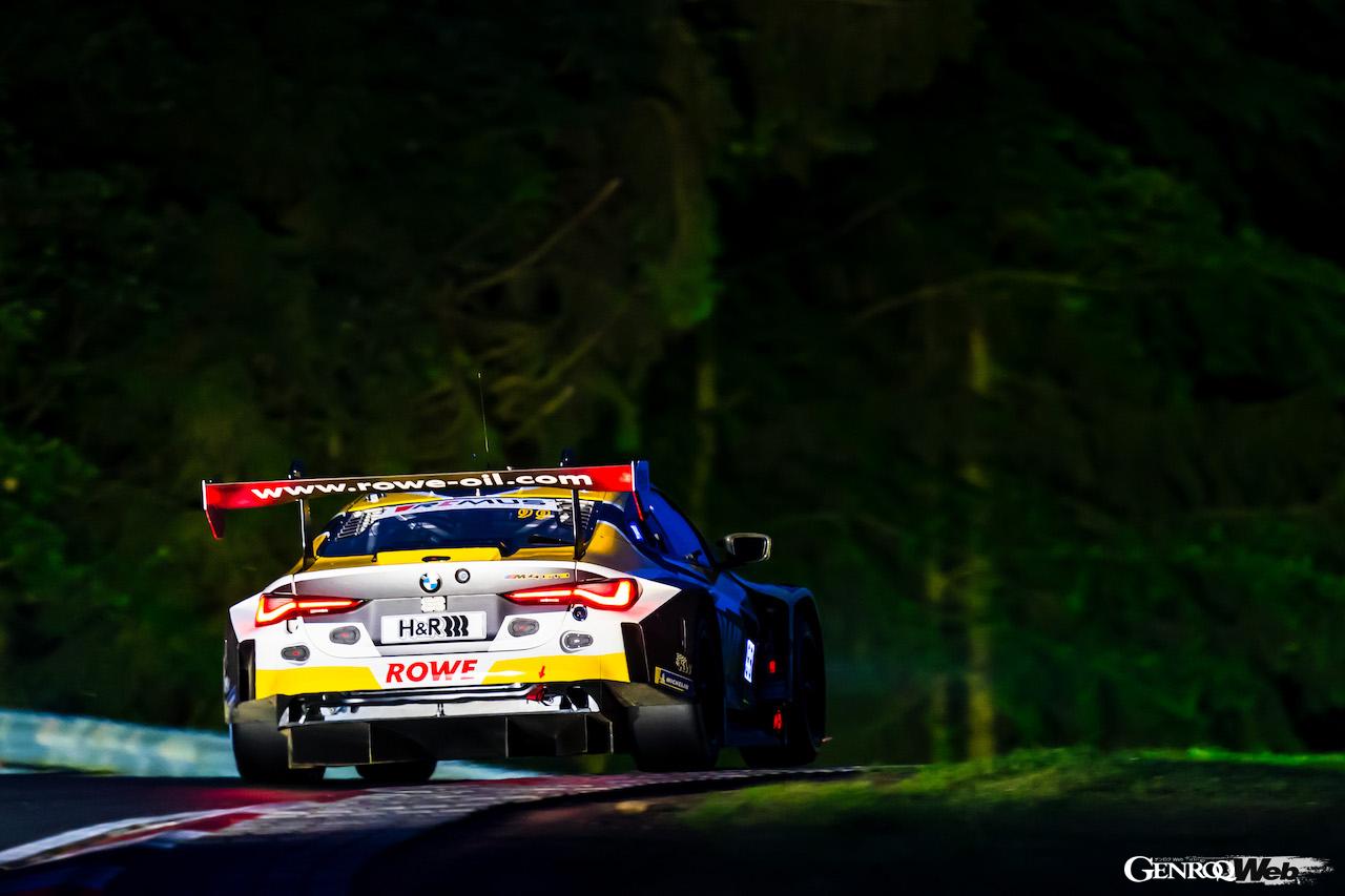 ニュルブルクリンク24時間レースの予選トップセッションで、7番グリッドを獲得した、ROWEレーシングの99号車。