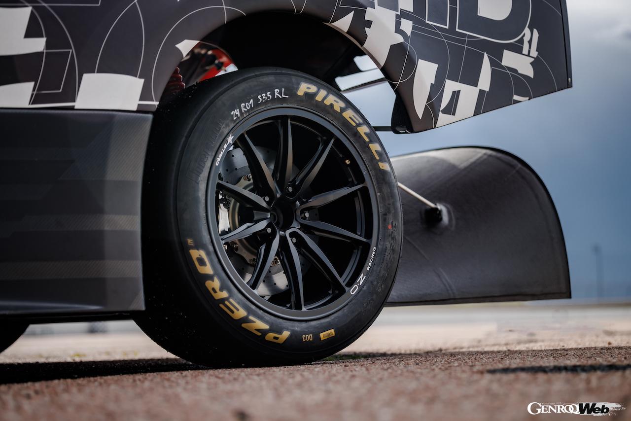 カモフラージュ偽装が施された状態で公開された「フォード F-150 ライトニング スーパートラック EV」。