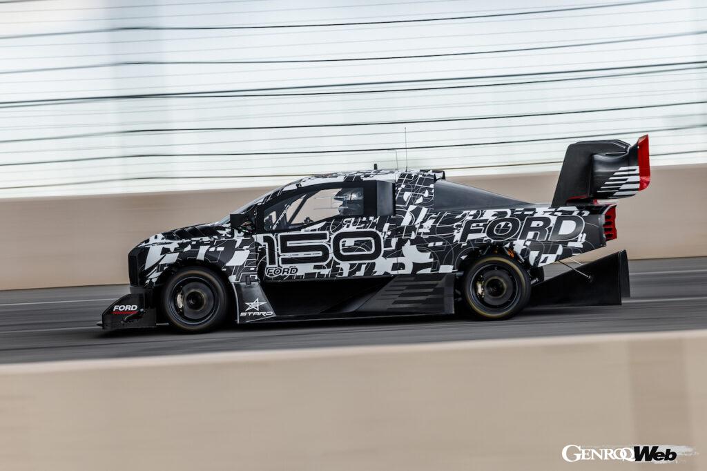 カモフラージュ偽装が施された状態で公開された「フォード F-150 ライトニング スーパートラック EV」。