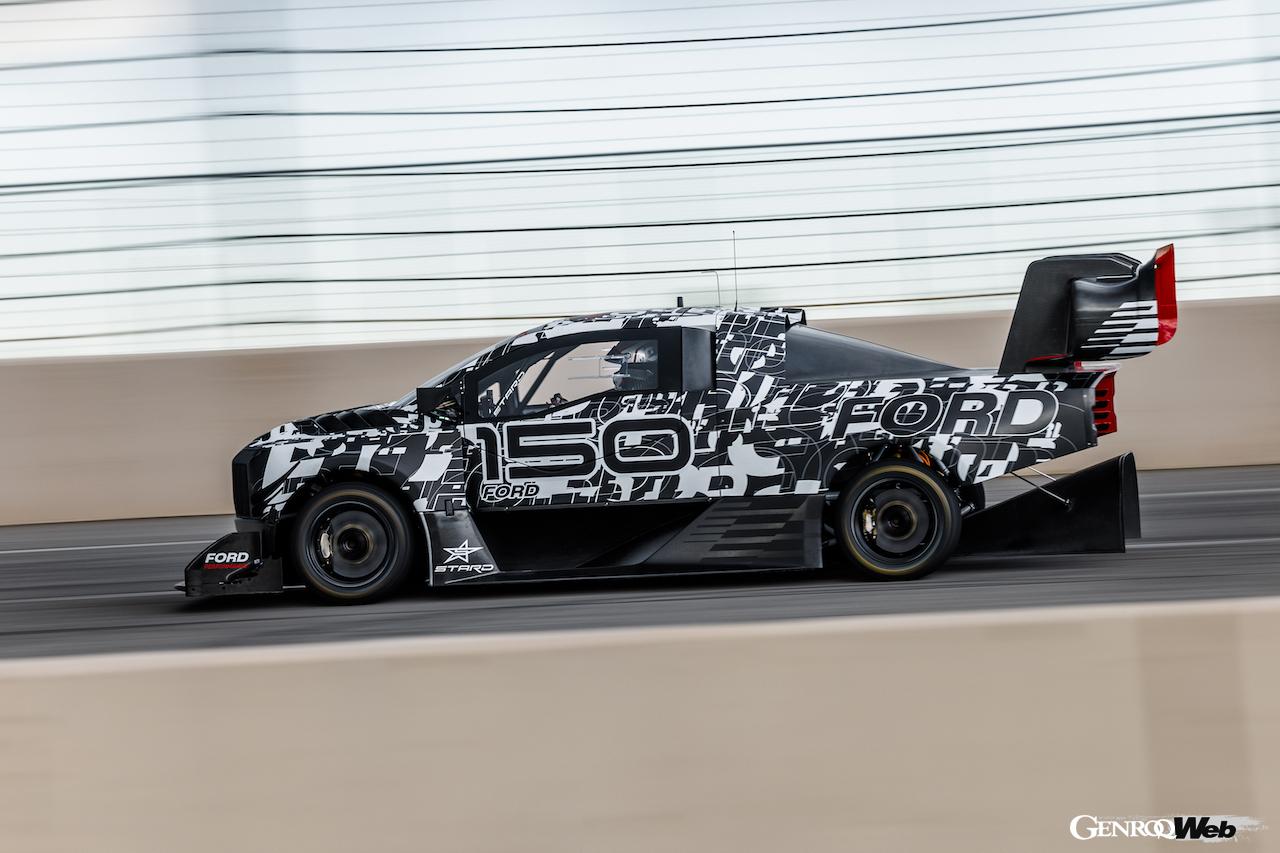 カモフラージュ偽装が施された状態で公開された「フォード F-150 ライトニング スーパートラック EV」。