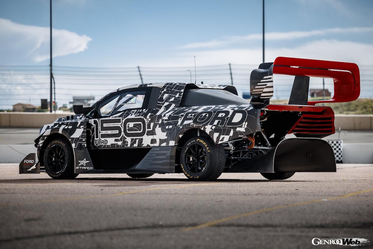 カモフラージュ偽装が施された状態で公開された「フォード F-150 ライトニング スーパートラック EV」。